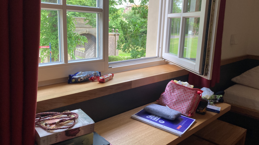 Offenes Fenster in unserem Zimmer